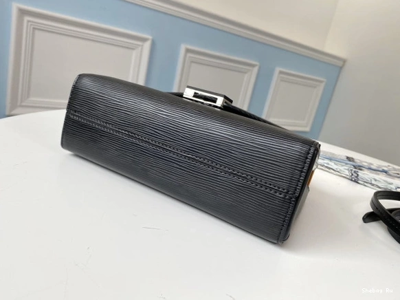 GRENELLE LOUIS VUITTON POCHETTE 0823